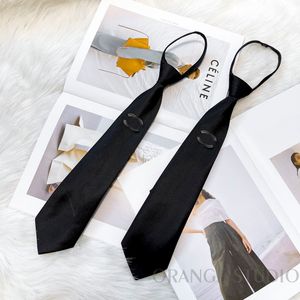 Noire de créateur en croix de mode Escrassez les cravates de costume féminins classiques