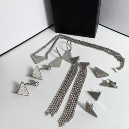 Joya de diseñador Diseño de diamantes europeo y americano P Triángulo invertido Collar Femenino Conjunto