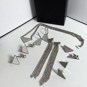 Designer Jewelry European and American Diamond Design P Omgekeerde driehoek Vrouwelijke ketting oorbel set nieuwe mode temperament franje ins