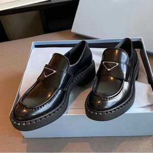 P Leather Shoes Mocassins pour femmes à enfiler à fond épais avec logo triangulaire en métal de luxe de styliste en cuir verni brillant à la mode assorti avec tout Livraison gratuite