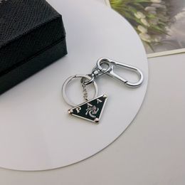 P Letter Keynchain Personnalize Design Pendant Triangle inversé Mark Metal Keychain Même style pour les hommes et les femmes