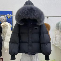 P Diseñador de lujo Chaqueta de plumón para mujer 2024 Parkas Marcas Moda Señora Suelta Espesada Corta Zorro Cuello de piel grande Pato blanco Abajo Abrigos Abrigos