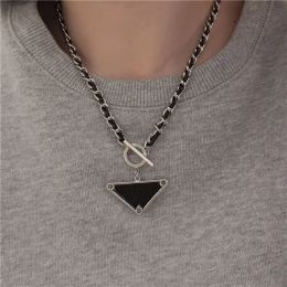 P Nuevo collar de la marca de tendencia europea y americana Triángulo invertido Geométrico Carta colgante Men and Womens Collarbone Chain Holiday Gift 2024