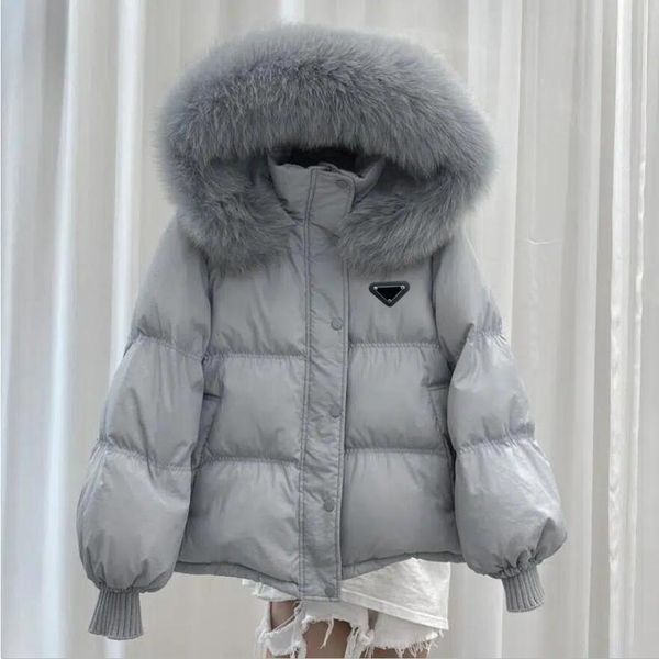 P-ra Luxury Designer Doudoune Femme Parkas Marques Mode Lady Lâche Épaissi Court Renard Grand Col De Fourrure Blanc Canard Vers Le Bas Manteaux D'extérieur À Capuchon Doudoune