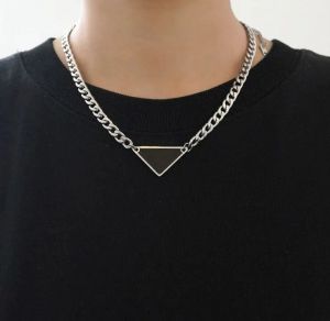 P Titane Acier Niche Design Sense Géométrique Tridimensionnel Triangle Inversé Collier pour Hommes et Femmes Couples Simple Lettre Étiquette