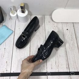 P Women Loafers Patent Leather Designers 2023 Fashion Luxurys Dress Shoes Casual nieuwste driehoek Hoge kwaliteit Black Dikke Heel Square Head GWDZ