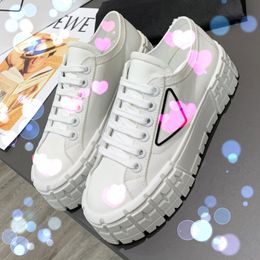 P130 Fashion de haute qualité Sole épaisse petite chaussures blanches Chaussures féminines 2024 Nouvelles chaussures décontractées entières