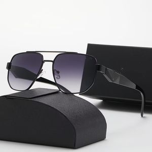 P30104 Juego de gafas de sol de moda, gafas, gafas de sol, diseñador, caja de reloj marrón para hombre y mujer, montura de metal negro, lente oscura con caja