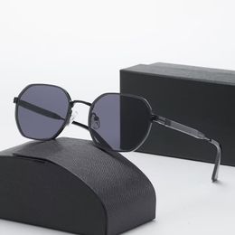 P30992 Set van modieuze zonnebrillen, glazen, zonnebrillen, ontwerper, heren- en damesbruin horlogekas, black metal frame, donkere lens met doos