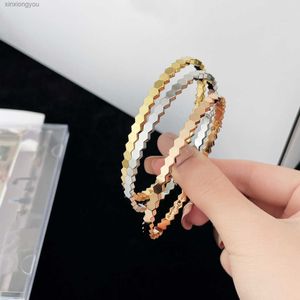 P66o Bracelet De Luxe Designer Classique Plaqué Or 18 carats Simple Ruche Bracelet pour Femmes Hommes Charme Bijoux Cadeau