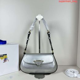 PA2024 NEW Lacquer Cuero Bag Bag Bag Bag Single Shoulder Bag Saño Triángulo Fashion Bolse versátil 240228