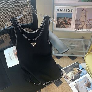 PAA Nouveau Blanc Femmes Tops T-shirts Crop Top Broderie Sexy Épaule Noir Débardeur Casual Sans Manches Dos Nu Top Chemises De Luxe Designer Couleur Unie Gilet Hauts D'été