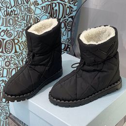 Gevoerde nylon booties geïnspireerd door klassieke sneeuwlaars gewatteerde laarsjes worden gekenmerkt hun compacte lijnen en verfijnde details beroemde designer laarzen