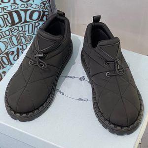 Botas de nylon nylon slip on shoes clásica de moda simple versátil y cálida superior con logotipo triangular para resaltar el encanto de marca botas de diseñador famosas