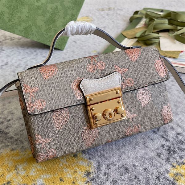 Bolso de cadena con estampado de bayas y candado con estampado de cerezas y fresas metálicas, una versión divertida y contemporánea con herrajes en tonos dorados