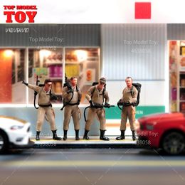Geschilderde miniaturen 1/64 1/43 1/87 gewapende soldaatman -team met pisterscijfer Figuur Dolls Ongeverfd model voor auto's voertuigen speelgoed 240506