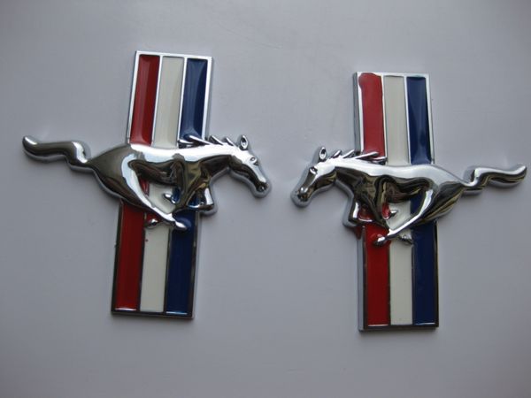 Pair Metal Horse Running Emblem Fender Badge Decal Etiqueta engomada para Mustang