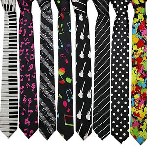 Gecombineerd met overhemd en stropdas, veelzijdige modeaccessoires voor zowel mannen als vrouwen. Stropdas met muziekrunenpatroon