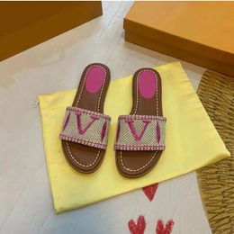 Paires Designer Slides Femmes Brodé Tissu Slide Sandales Summer Beach Walk Pantoufles Mode Talon Bas Pantoufle Plate Chaussures De Luxe Taille 35-42