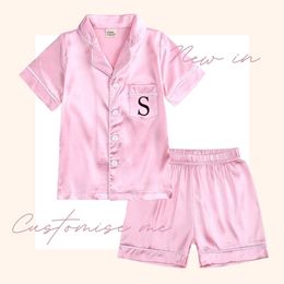 Pyjamas 2023 Personnalisé Soie Enfants Pyjamas Filles Garçons Solide Satin Pjs Pour Enfants Personnalisé Vêtements Cadeau Salon Vêtements De Nuit DIY 230609