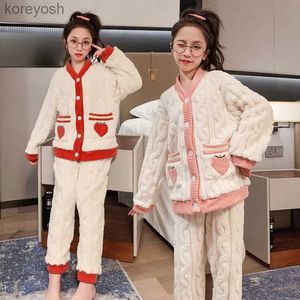 Pyjama 2023 Korea Winter Kinderen Meisje 2 stuks Warme Pyjama Junior Meisje Strberry Pocket Tops Kinderen Plus Fluwelen Broek meisje 2 stuks SuitL231109