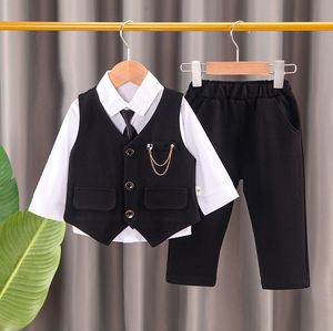 Pyjamas 2023 Pakaian Anak anak Mode Baru Rompi Rantai Bayi Setelan Pria Warna Solid Kaus Dasi Tiga Potong Gaun Malam Formal 230516
