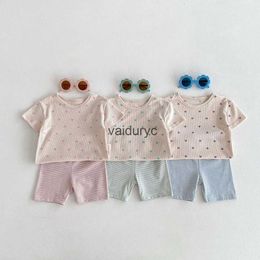Pyjama's 2024 Nieuwe Kids Pyjama Set Koreaanse stijl Hart T -shirt en Stripe broek 2 PCS Sleep Wear Girls Sleepset H240506