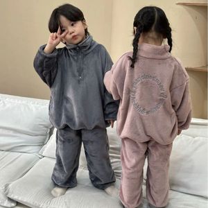 Pyjamas Automne Hiver Enfants Broderie Lettre Flanelle Pyjamas Garçon Infantile Casual Homewear Fille Bébé Solide Tops Pantalon 2 pcs 231127