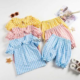 Pyjama's meisjes slaapkleding kleren sets zomer 2 stks geruite pakken voor kinderen huiskleding ruche kraag shirt en shorts ldren pyjama's kleding h240429