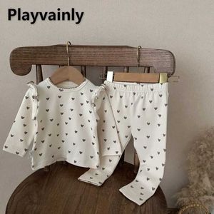 Pyjama's nieuwe lente herfst baby meisje beige love heart print pullover top+elastische taille broek pasgeboren huis slijtage nachthemd H240507