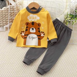 Pyjama's pasgeboren kinderjongen en meisjes pyjama set cartoon casual lange mouwen schattige t-shirt top met broek baby herfst pyjama's d240517