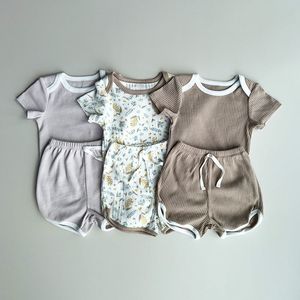 Pyjama's zomer babykinderen romper sets korte mouw bloem bedrukt bodysuit en broek 2pcs boy girls kleding 230406
