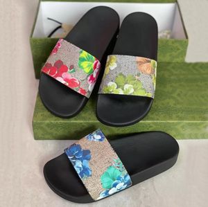 Designer sandalen, slippers, buiten, strand, strandslippers, modetrend, klassieke sandalen, rood, blauw, zwart witte slippers