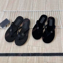Diseñador zapatillas para mujeres imensas plana tanga tobogán sandalias canales zapatillas de seda negra blanca zapatos casuales de lujo chanclas de playa de verano tobogán