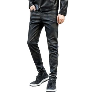 Pantalon 2023 Fashion printemps Skinny Men Pantalons en cuir Men Men décontracté Slim Fit Lavage de moto Pantalon Camouflage Pantalon en cuir ABZ618