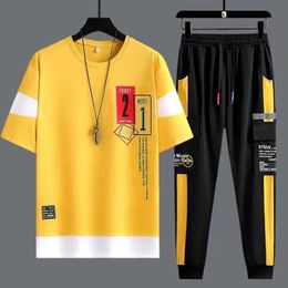 Conjunto de pantalones para correr para hombre, ropa coreana, conjunto de moda, camiseta estampada, pantalones Cargo multibolsillos, conjunto de dos piezas de verano 2022
