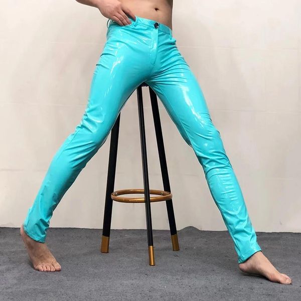 Pants Pantalon en cuir brillant bleu ciel discothèque Sexy hommes DS Costumes Antibright PU pantalon serré Stretch pantalon hommes moto pantalon