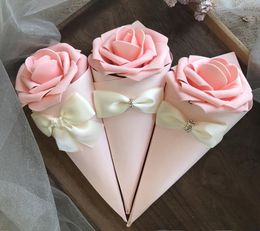 Papier Cone Cone Favorise Boîtes de bonbons de mariage avec Rose Flowers Bowknot Diamond 50pcs Lot 7621866