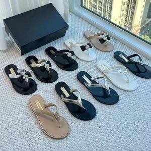 Paris Summer Toe Open Sandal Sandal Slippers Femme Per perle Cross Crystal Mules Beach Slipper Party Party Luxury Designer Flats Chaussures Slippers