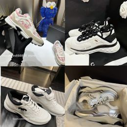 París 2024 Primavera Nueva versión de Daddy Silver Shoes Estudiantes Suela gruesa Aumento deportivo Zapatos casuales para correr Diseñador de lujo Canal de zapatos de mujer