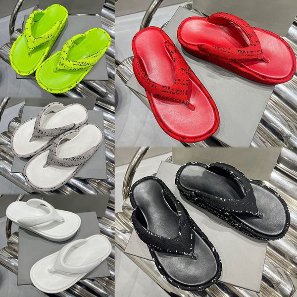 Sandalias de diseñador de París Chanclas de playa de cuero suave Zapatillas Zapatos de mujer Suela de esponja Superposiciones superiores Logotipo Firma Sandalias de mujer Madame Plage de sable Pantoufles