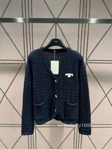 Paris designer femmes design sense niche début automne français La nouvelle veste cardigan tricotée à col en V brodée en trois dimensions va avec tout