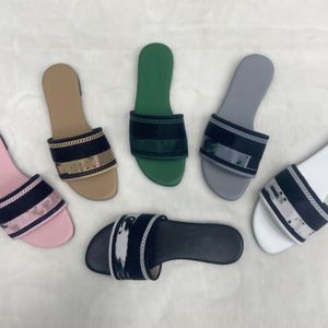 Paris Broidered Dazzle Designer Slippers Sandals pour femmes Stripes de plage d'été Slippers décontractés Sliders Femmes Flies Flip Flops broderie C Double Mules