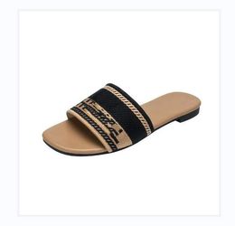 Paris Borduurde Dazzle Designer Dames Sandalen Zomerstrandstrepen Casual platte slippers Sliders Women dames slippers borduurwerk c dubbele muildieren 666