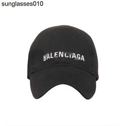 Paris Hat Family B Golden Baseball Cap 2023 Nieuwe geborduurde letters Mannen en Vrouwen veelzijdige Sunshade Cap