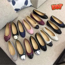 Paris Chaussures de créateur de luxe Chaussures de ballet noires Chaussures femmes Marques matelassées en cuir véritable Slip sur Ballerine Bout rond Chaussures habillées pour dames canal Zapatos De