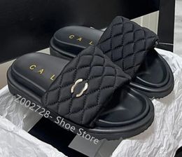Paris Diseñador de lujo Sandalias para mujer Acolchado Doble capa Diamante Jelly Estilo Casual Zapatos planos para hombres y mujeres Zapatillas de playa para mujer Zapatos de diseñador de canal C zapatos