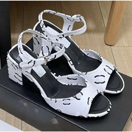 Paris nouvel été femmes sandales chaussures habillées talon moyen tête carrée marque de mode chaussures de créateur sandales de fête de mariage chaussures décontractées femmes Chanes chaussures de créateur c