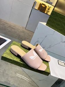 Paris pantoufles en caoutchouc sandales design féminin pantoufles plates mode plage en plein air été pantoufles à chevrons 35-42