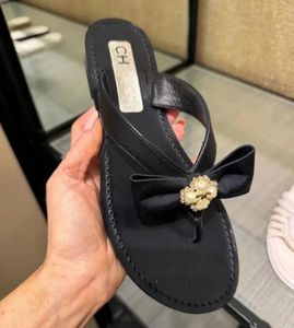 Paris Summer Toe Open Sandal Sandal Slippers Femme Per perle Cross Crystal Mules Beach Slipper Party Party Luxury Designer Flats Chaussures Slippers